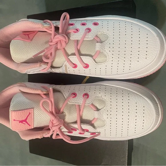 YOUTH BRAND NEW JORDAN MAX AURA 5, SIZE 7 YOUTH, 8.5 WOMENS! - Picture 2 of 7